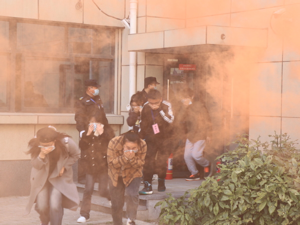 1713253548700761.jpg 江苏科技大学举行学生宿舍消防疏散演练3.jpg