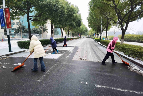 1709172504895163.jpg 铲雪除冰.jpg