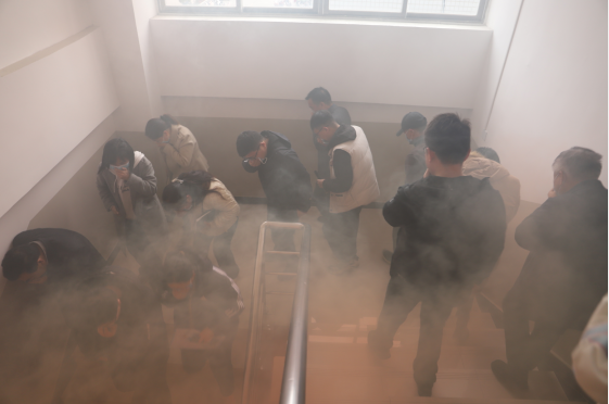 1711095713534880.png 河南理大学:后勤保障部召开消防培训暨应急疏散演练3.png