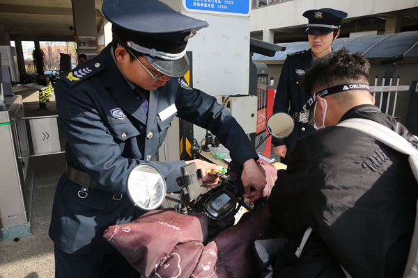 1713773691601216.jpg 签订承诺书,加装识别标签.JPG