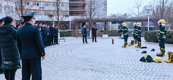 1713773830481839.jpg 安保人员进行电动车扑救演练.jpg