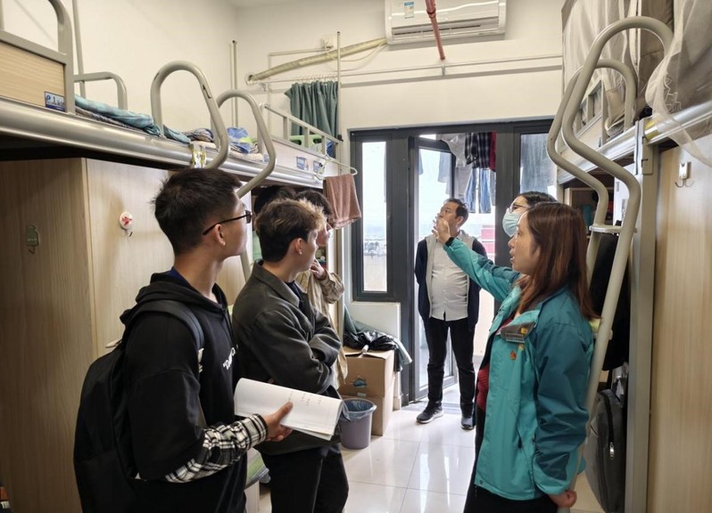 1714119530441641.jpg 江苏科技大学长山校区学生公寓楼管会联合开展文明共建活动2.jpg