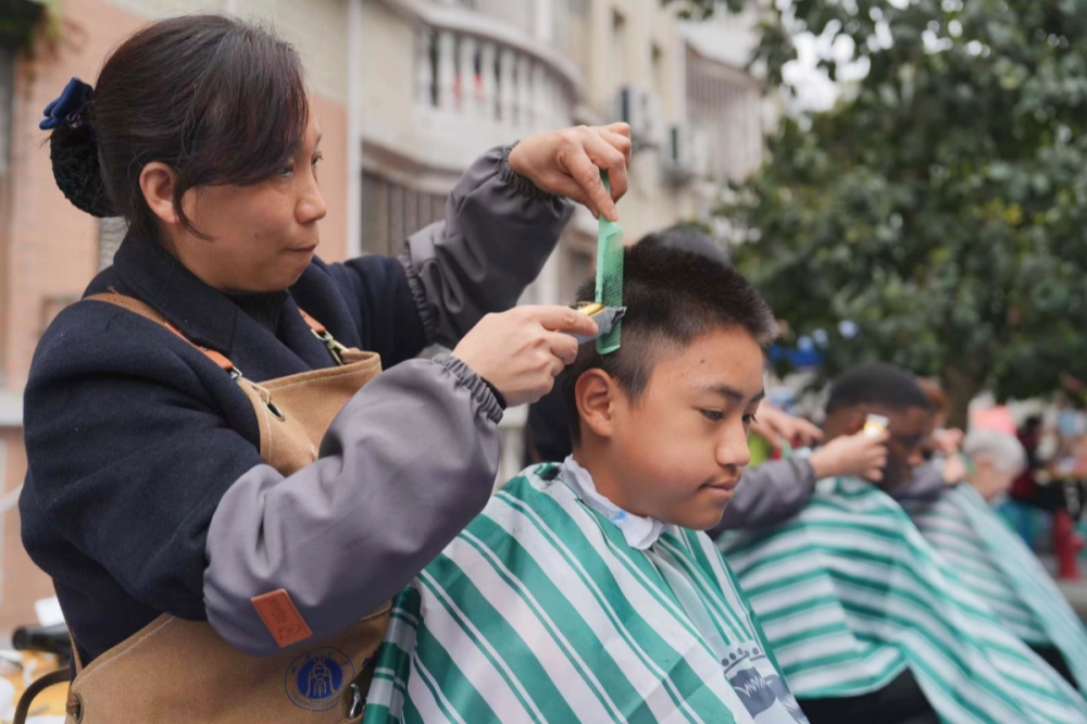 1740980947771161.jpg 宿管“托尼”剪头发.jpg